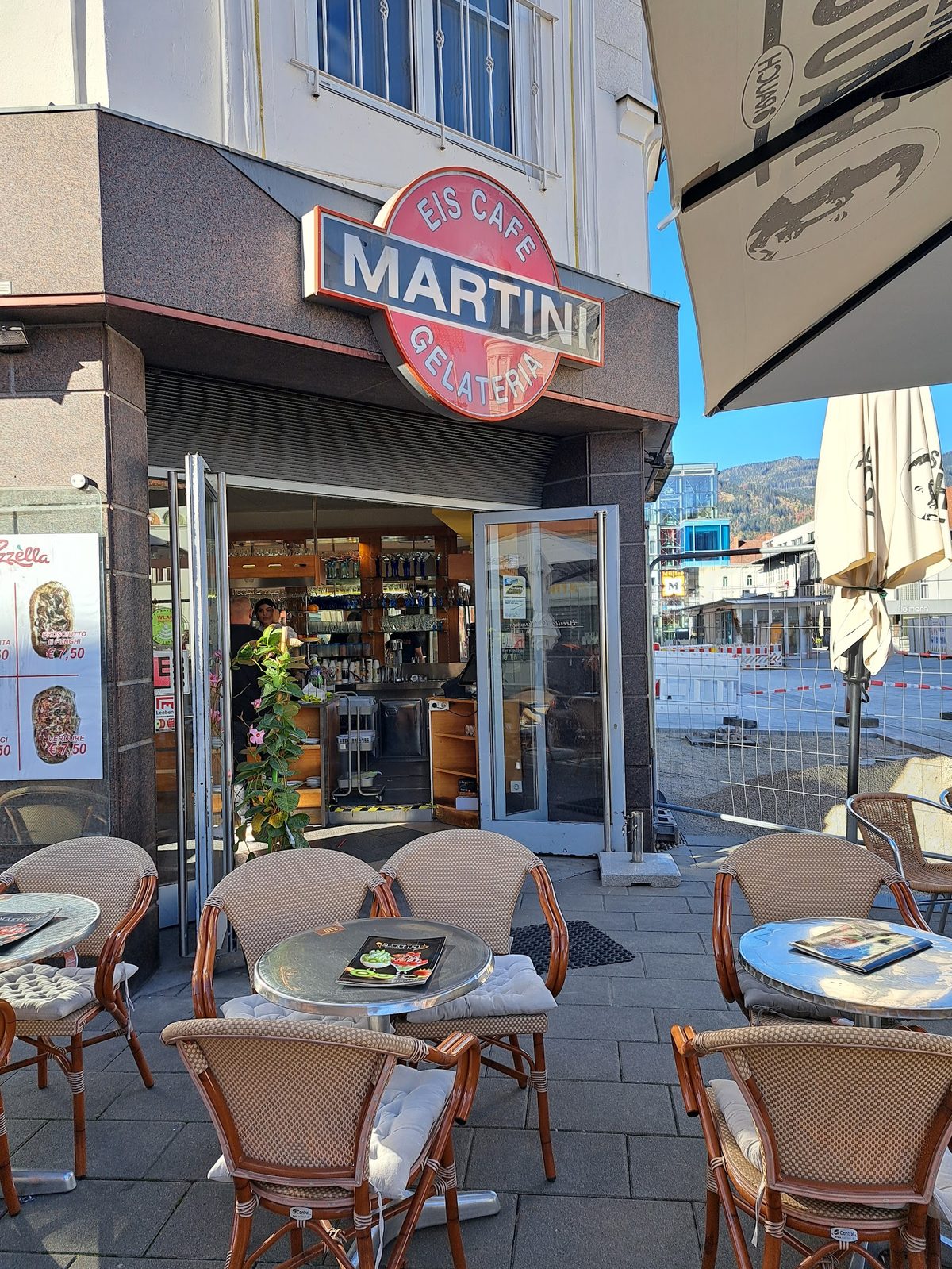 Der Eingang des Café Martini mit dem Schriftzug Eis Café Martini über der Tür