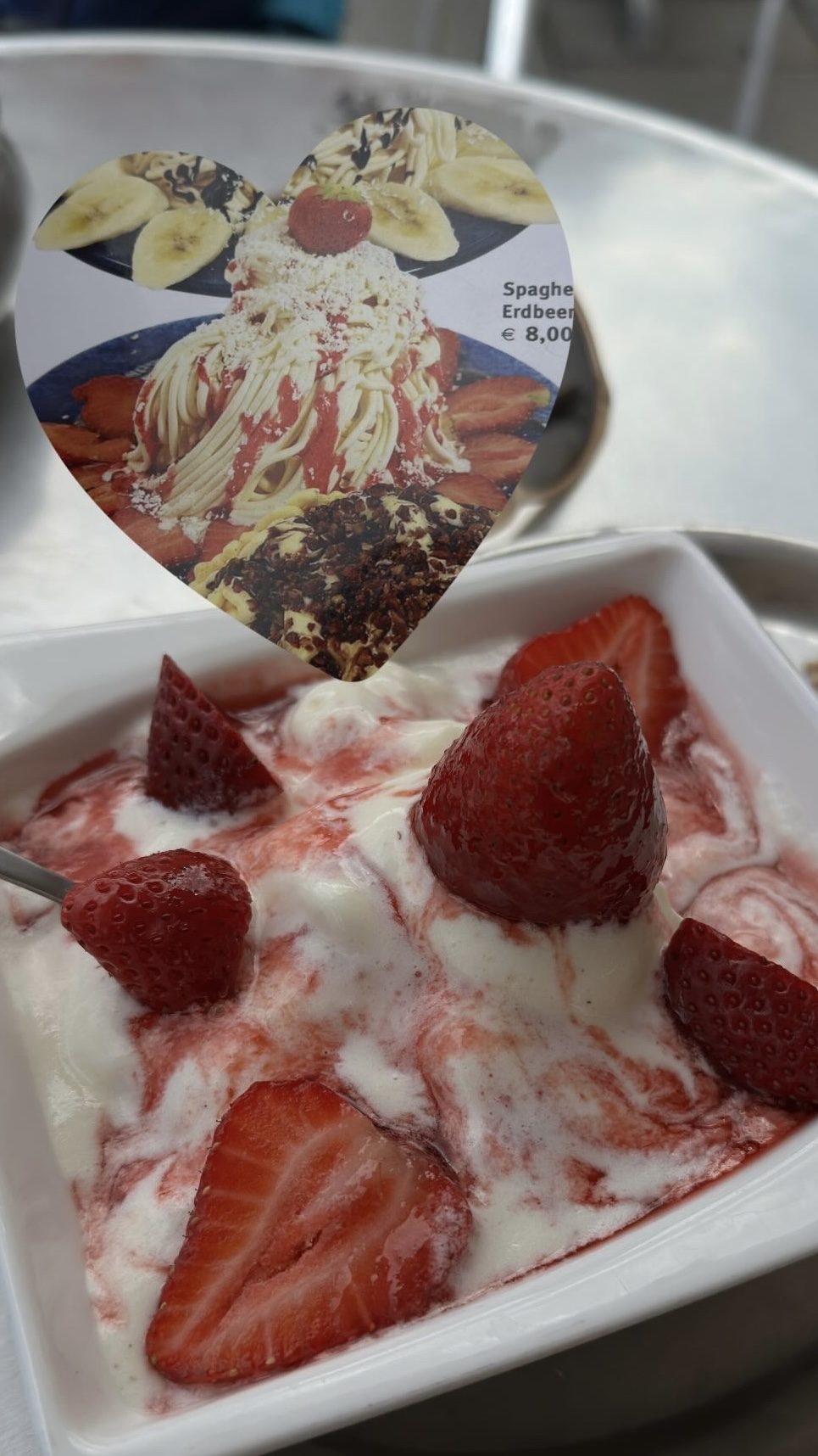 Eisschale mit frischen Erdbeeren von oben fotografiert