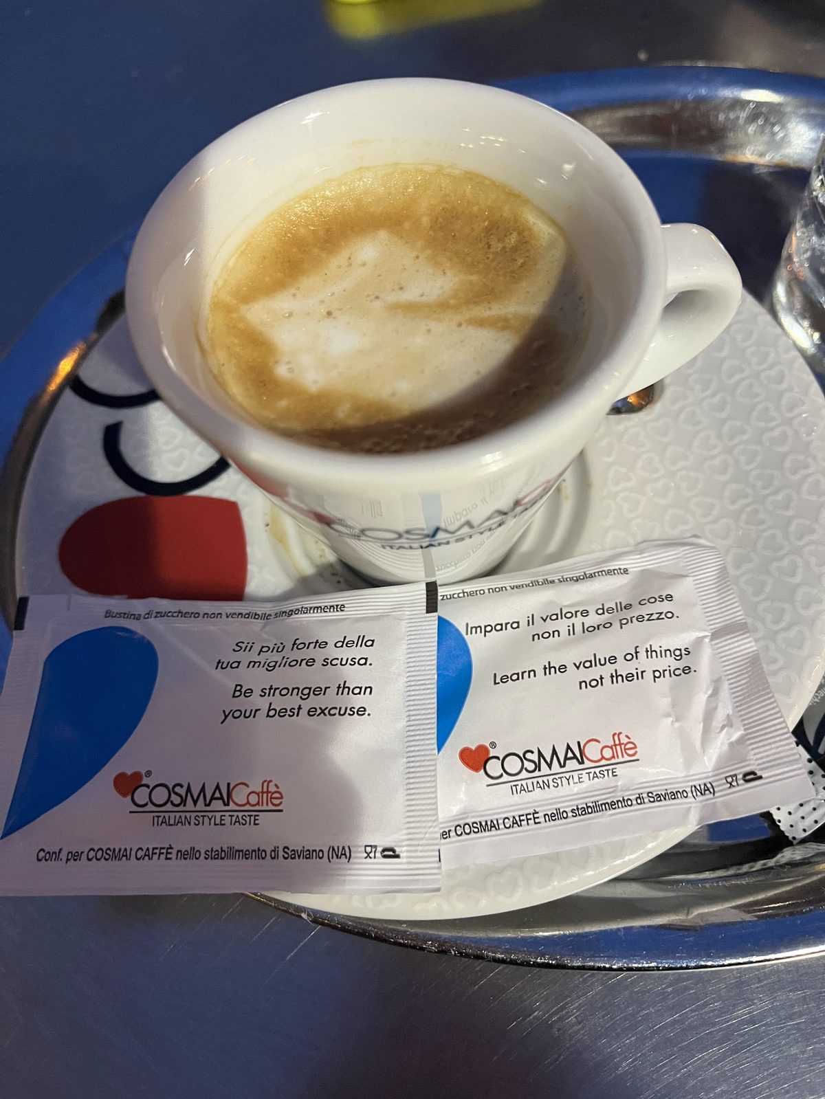 Cappuccino in einer weißen Tasse von oben fotografiert